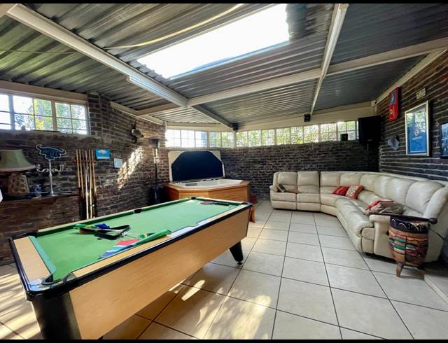 4 BEDROOM HOUSE TO LET IN THREE RIVERS EAST